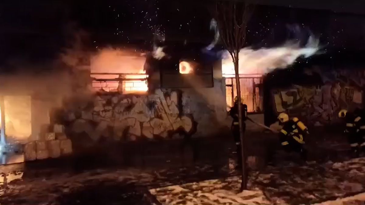 Hasiči celou noc bojovali s požárem v nákupním komplexu v Chomutově